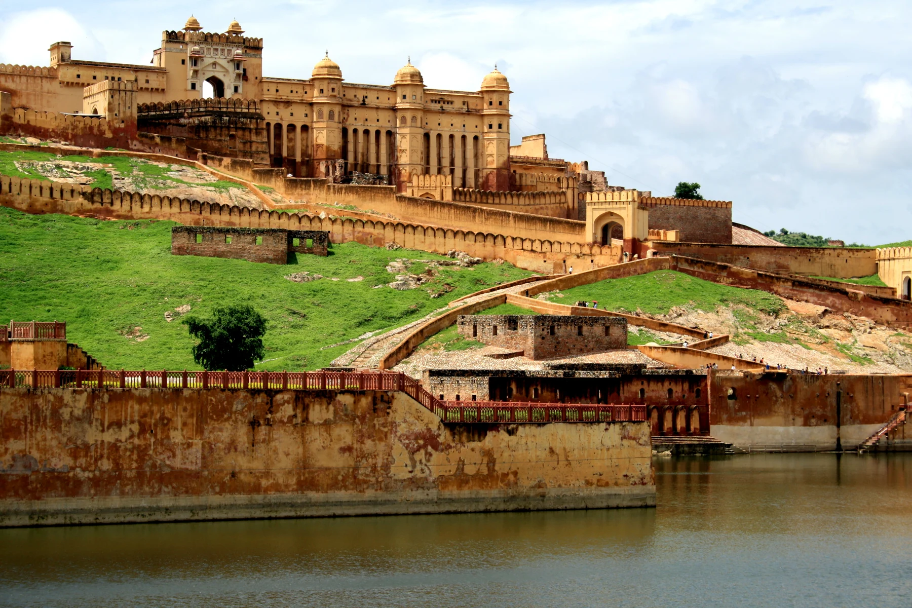 Fort d’Amber et lac Maota à Jaipur, au Rajasthan